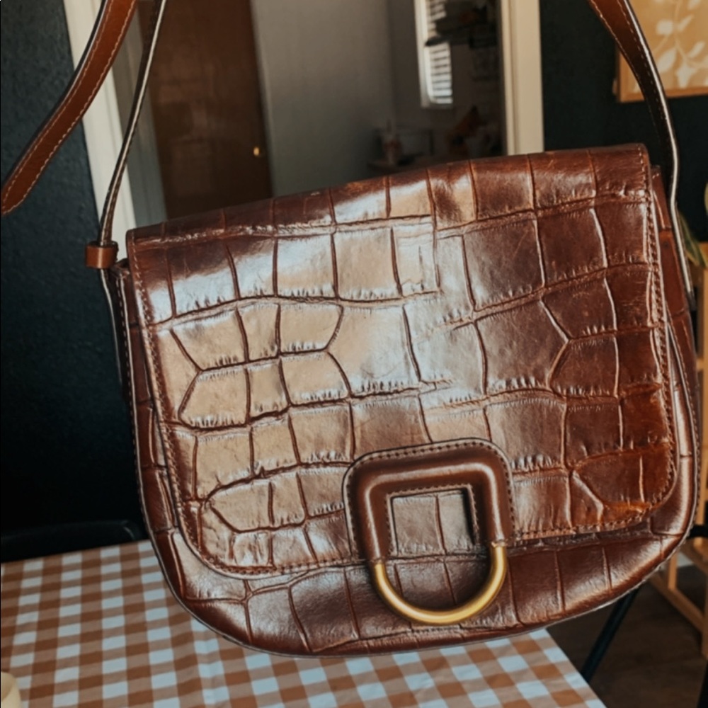 Brown croc leather, messenger crossbody fossil bag with brass hardware.